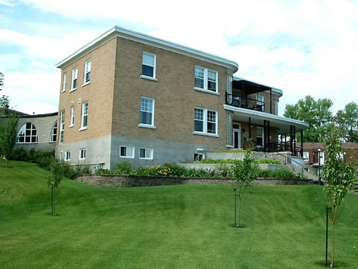 Auberge Le St-Georges Chicoutimi 外观 照片